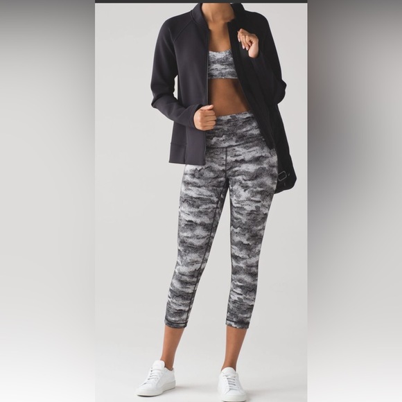 Lululemon Wunder Under
Crop (Hi-Rise) (21")
Luon Hazy Days Black White - Picture 1 of 6